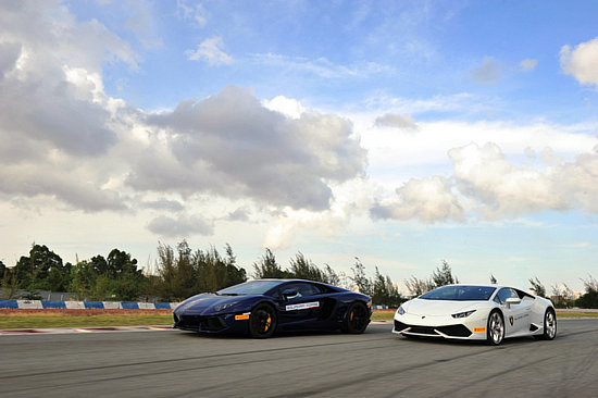 2015兰博基尼Esperienza驾驶体验活动，Aventador（左）和Huracán（右）同时亮相珠海国际赛车场2.jpg